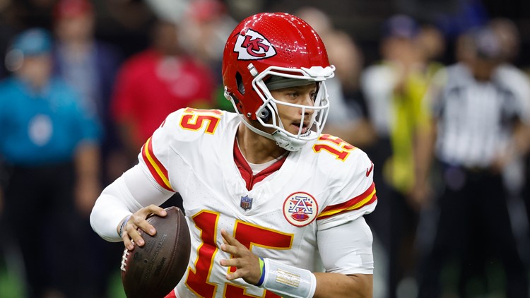 Chiefs Mahomes agree to restructured deal to include big pay raise AP source says