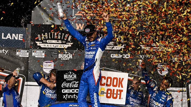 Larson claims NASCARs opening playoff race and gets 1st career win at Darlington