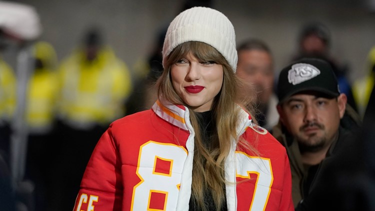 Taylor Swift donates $100000 to family of woman killed at Chiefs rally