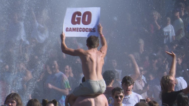 South Carolina fans storm Thomas Cooper fountain after National Championship win