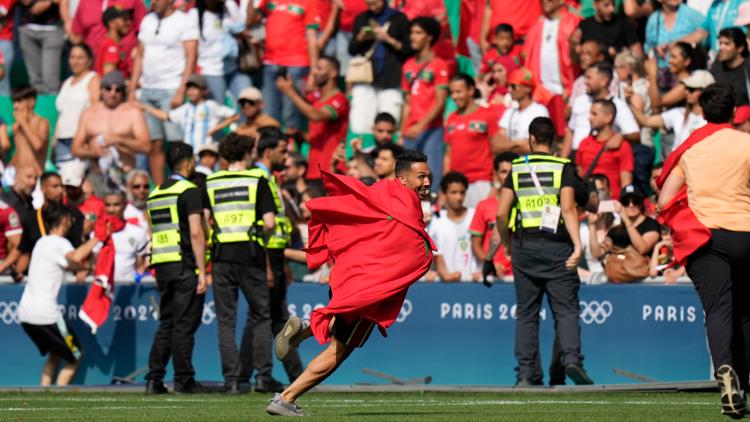 Morocco fans rush field during Olympic soccer opener vs Argentina Game suspended goal disallowed