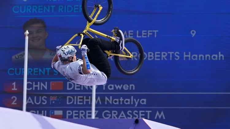 American Hannah Roberts a 5 time world champ crashes out of freestyle BMX final