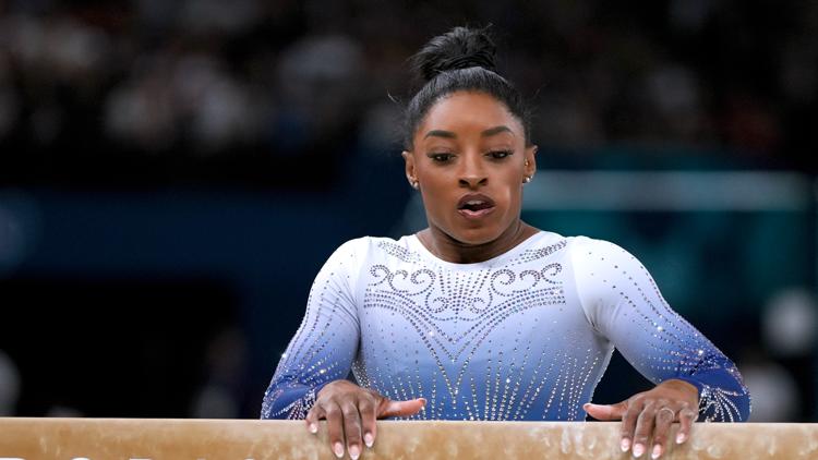 An unforgiving balance beam tested competitors in event finals Heres how Simone Biles Suni Lee fared