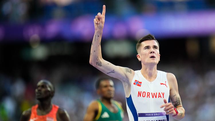 US runner makes history in mens 5000 meter race