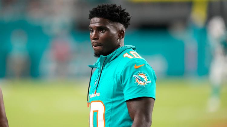 Tyreek Hill is briefly detained for a traffic violation ahead of Dolphins’ season opener