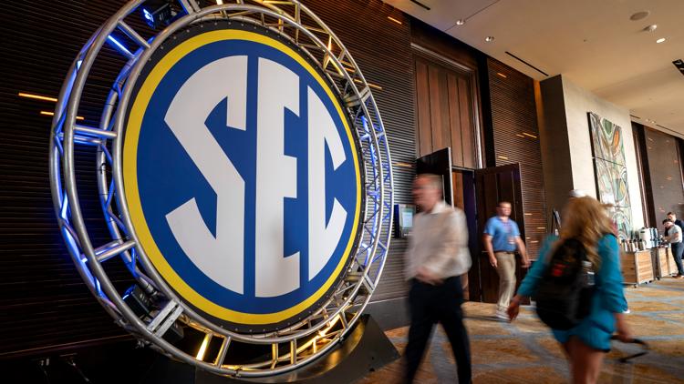 SEC penalizes Texas after fans threw trash on the field