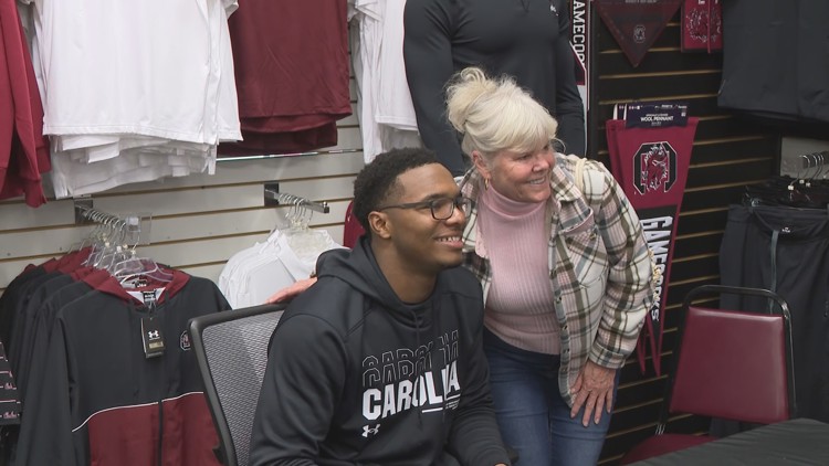 Sellers draws a crowd in Lexington for autographs and pictures