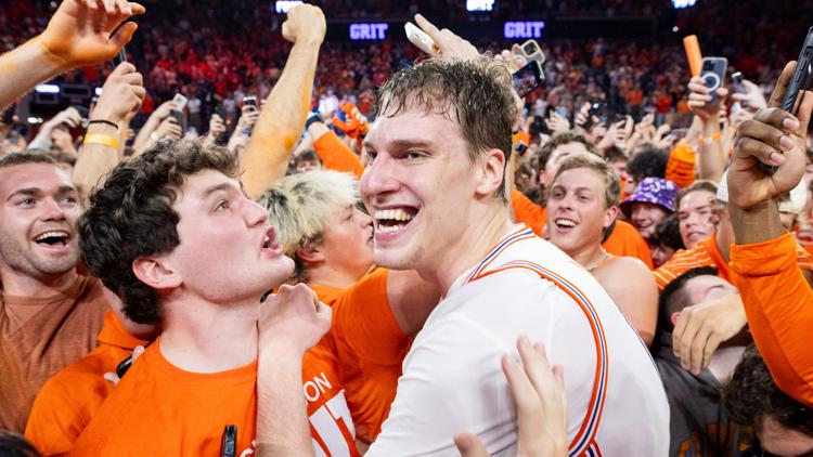 Lakhin scores 22 Clemson defeats No 2 Duke 77 71 to snap Blue Devils 16 game winning streak