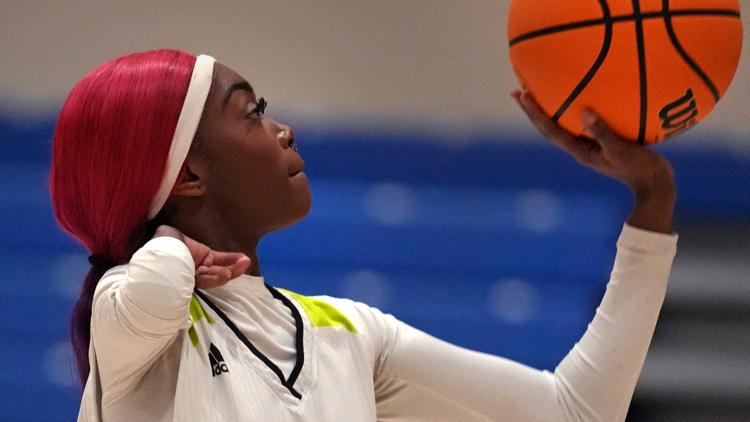 One-armed basketball player makes women’s Division III history with basket