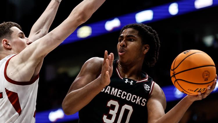 Arkansas nearly blows a 20-point lead before holding off No. 16 seed South Carolina in SEC opener