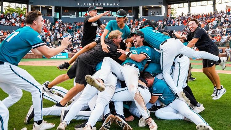 Coastal Carolina sweeps Auburn to reach College World Series for 2nd time