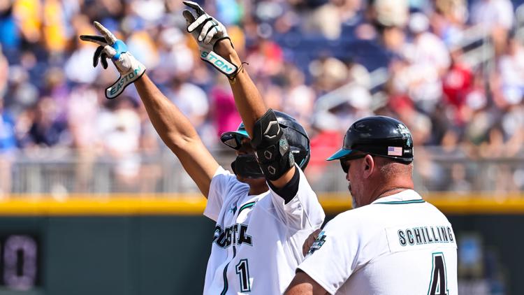 Coastal Carolina uses 3-run 8th inning to beat Arizona 7-4 in CWS opener, extend streak to 24 games