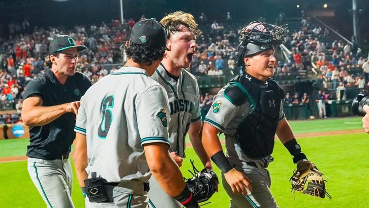 Bodine hits go-ahead homer in 10th, Coastal Carolina opens super regional with 7-6 win over Auburn