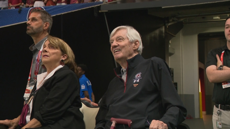 In test of loyalties former Virginia Tech coach Frank Beamer wears South Carolina black for son