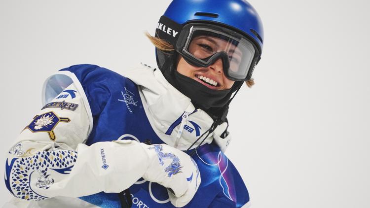 Eileen Gu brushes off fall advances to final in freeski halfpipe