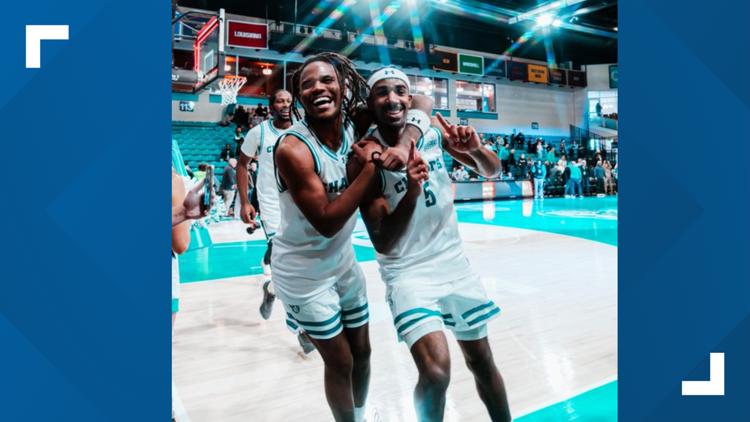 Beadles 3 pointer lifts Coastal Carolina to a 94 91 win over UMass in triple overtime in the SBC MAC Challenge