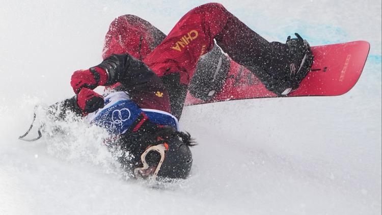 Winter Olympics Chinese snowboarder taken off on stretcher after scary fall trying to qualify for womens halfpipe