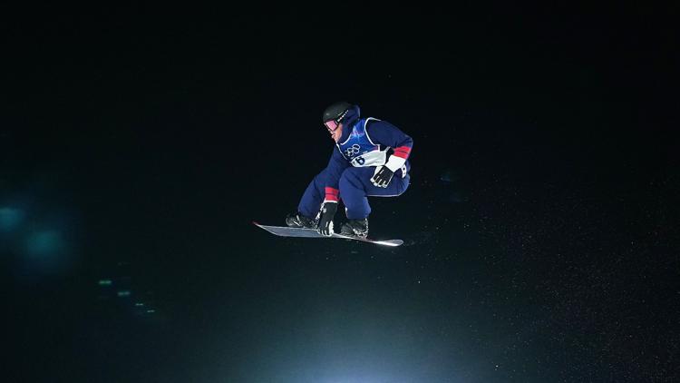 Despite a broken arm Ollie Martin finishes fourth in the mens snowboard big air final