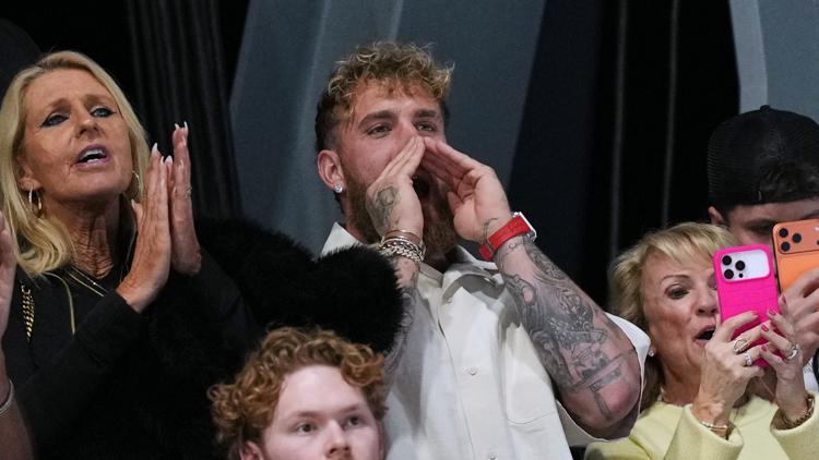 Who is Jake Pauls fiancée YouTuber turned boxer cheers on Netherlands Jutta Leerdam at womens 500 meter event