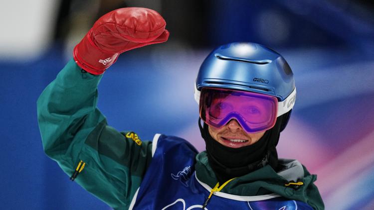 Australian snowboarder Scotty James does a perfect remake of Hugh Grants Love Actually dance