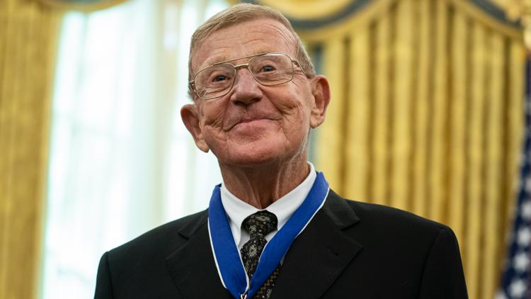 Former South Carolina football coach Lou Holtz dies at 89
