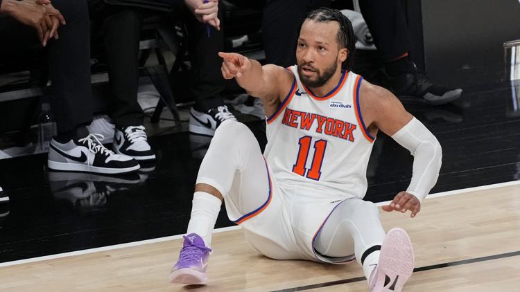 Jalen Brunson scores 30 and Knicks finish on 11 0 run steal Game 1 from Spurs with 105 95 win