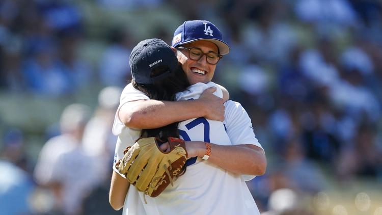 Two of Rob Reiners children throw out first pitch at Dodgers game to honor their dad