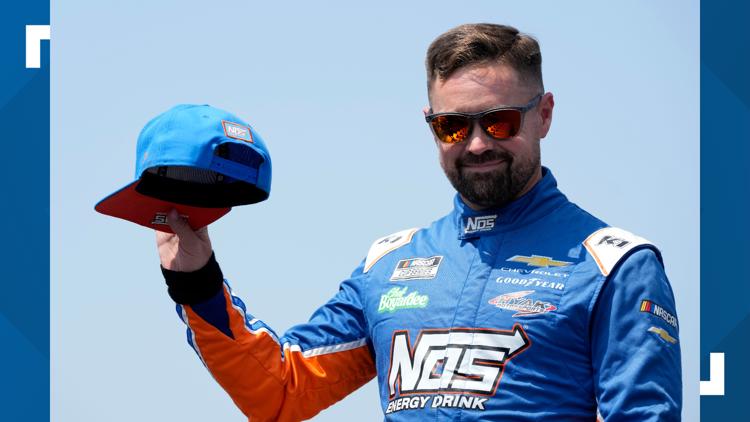 Stenhouse to make an early pit stop at the Darlington Raceway tonight